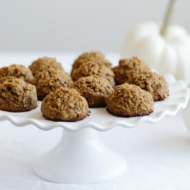 (gluten-free, paleo, vegan) Pumpkin spice coconut macaroons are the perfect fall/autumn sweet treat.