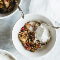 (gluten-free, vegan, paleo) Pear, pomegranate and maple crumble. The perfect fruity fall dessert with just a hint of sweetness.