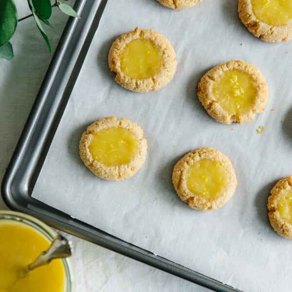 (gluten-free, paleo) Lemon curd thumbprint cookies. Almond flour cookies filled with the most delicious lemon curd.