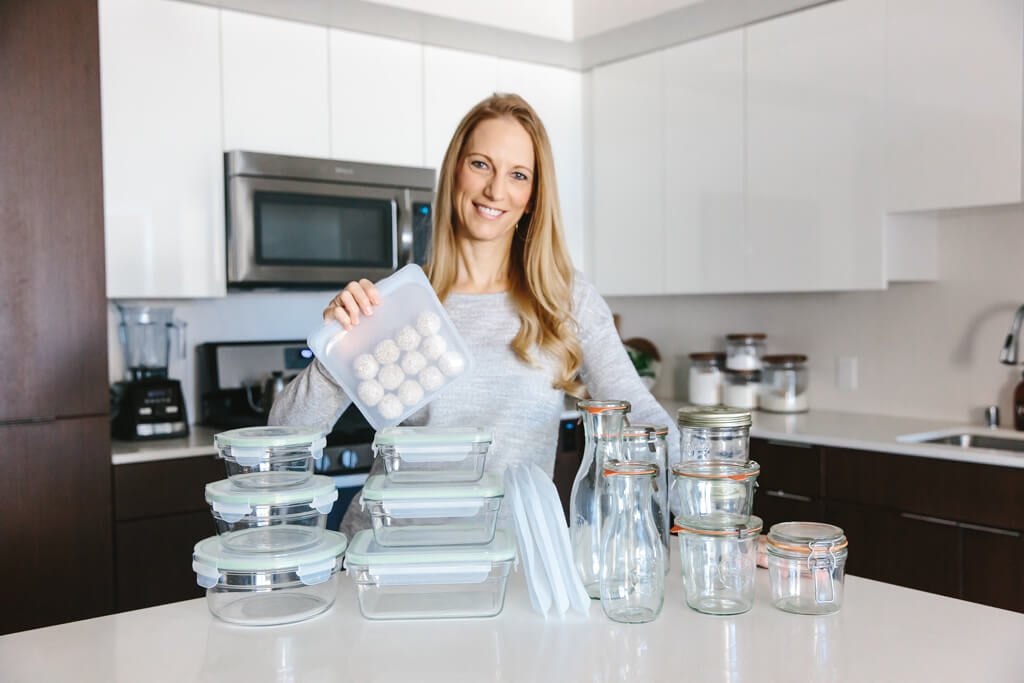 The best meal prep containers are durable and reusable, can be used in both cold storage and warmed up and are non-toxic. That means no plastic. So my favorite meal prep containers are all made from glass and silicone.