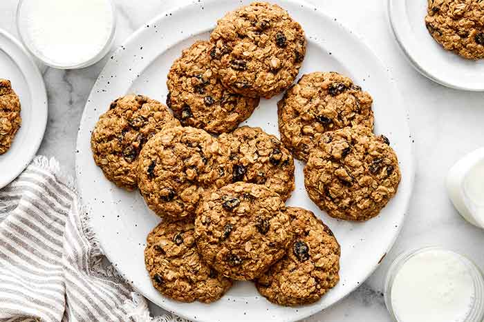 How to make healthy oatmeal cookies.