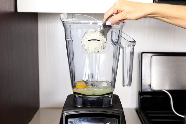 Blending the eggs and lemon juice together