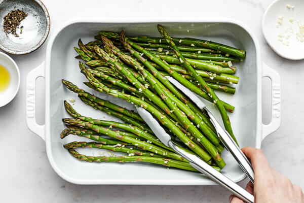 Coating air fryer asparagus with seasoning