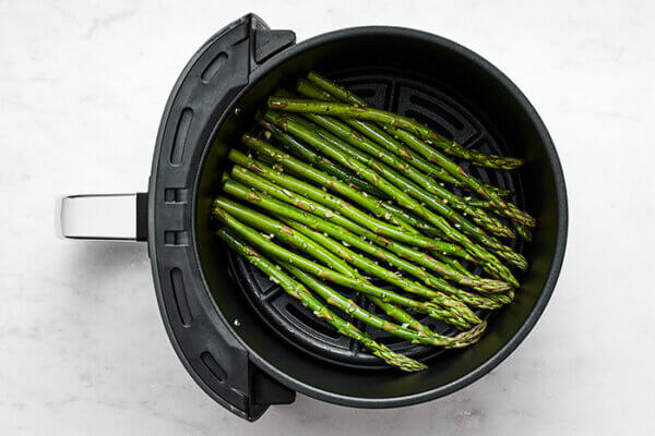 Air frying asparagus