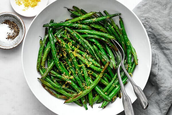 A bowl of air fryer green beans