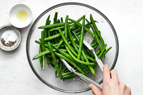 Mixing green beans before air frying