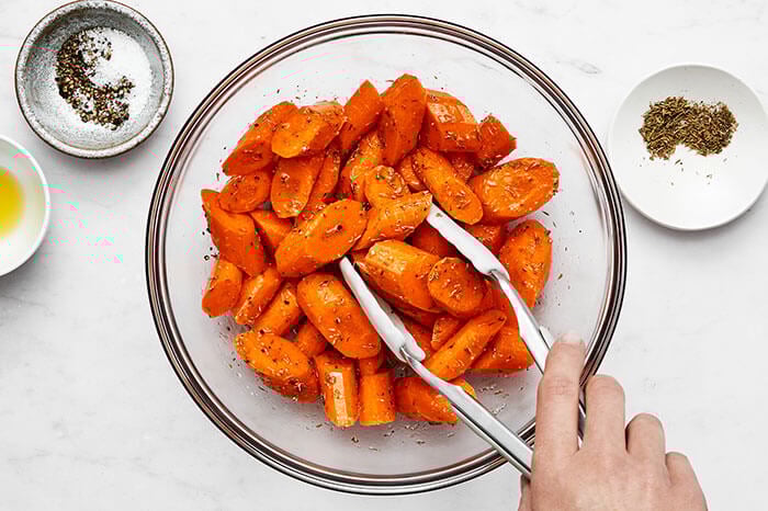 Tossed carrots with seasoning