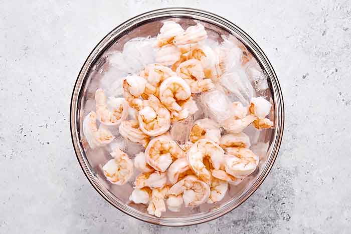 Chilled shrimp with ice.